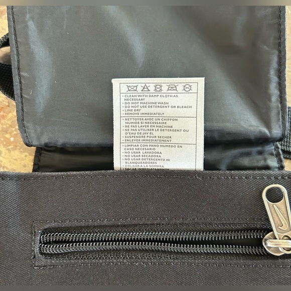 Nike | Unisex black crossbody bag, front snap flap, adjustable strap, pocket, OS - Picture 10 of 13